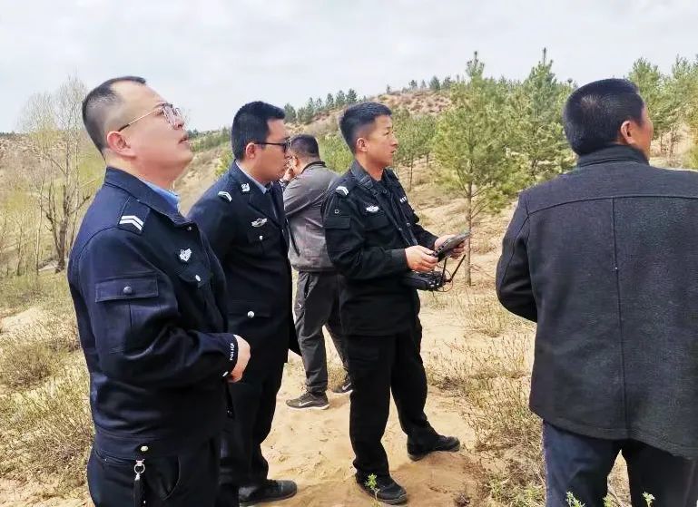 神木警方用无人机找人！1.jpg