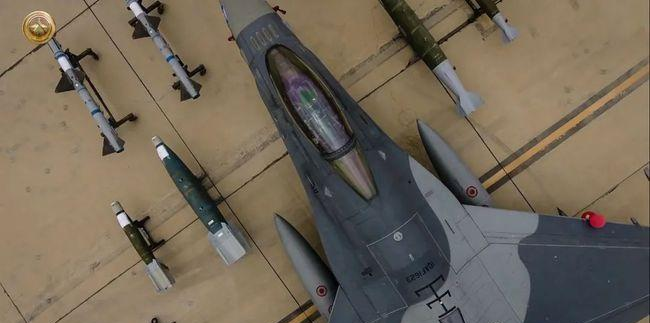 航拍伊拉克空军F-16 顶视图照片拍出新意1.jpg