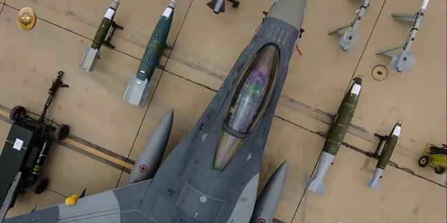 航拍伊拉克空军F-16 顶视图照片拍出新意2.jpg