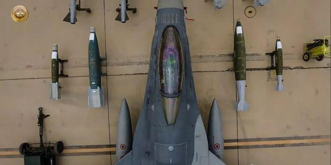 航拍伊拉克空军F-16 顶视图照片拍出新意4.jpg