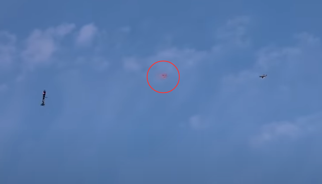 美军为对付无人机又出新招，在空中发射飘带“绊住”无人机.png
